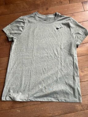 Women’s nike tee (new)